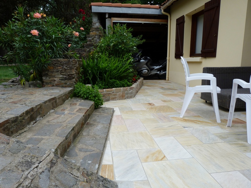terrasse en pierre et escalier